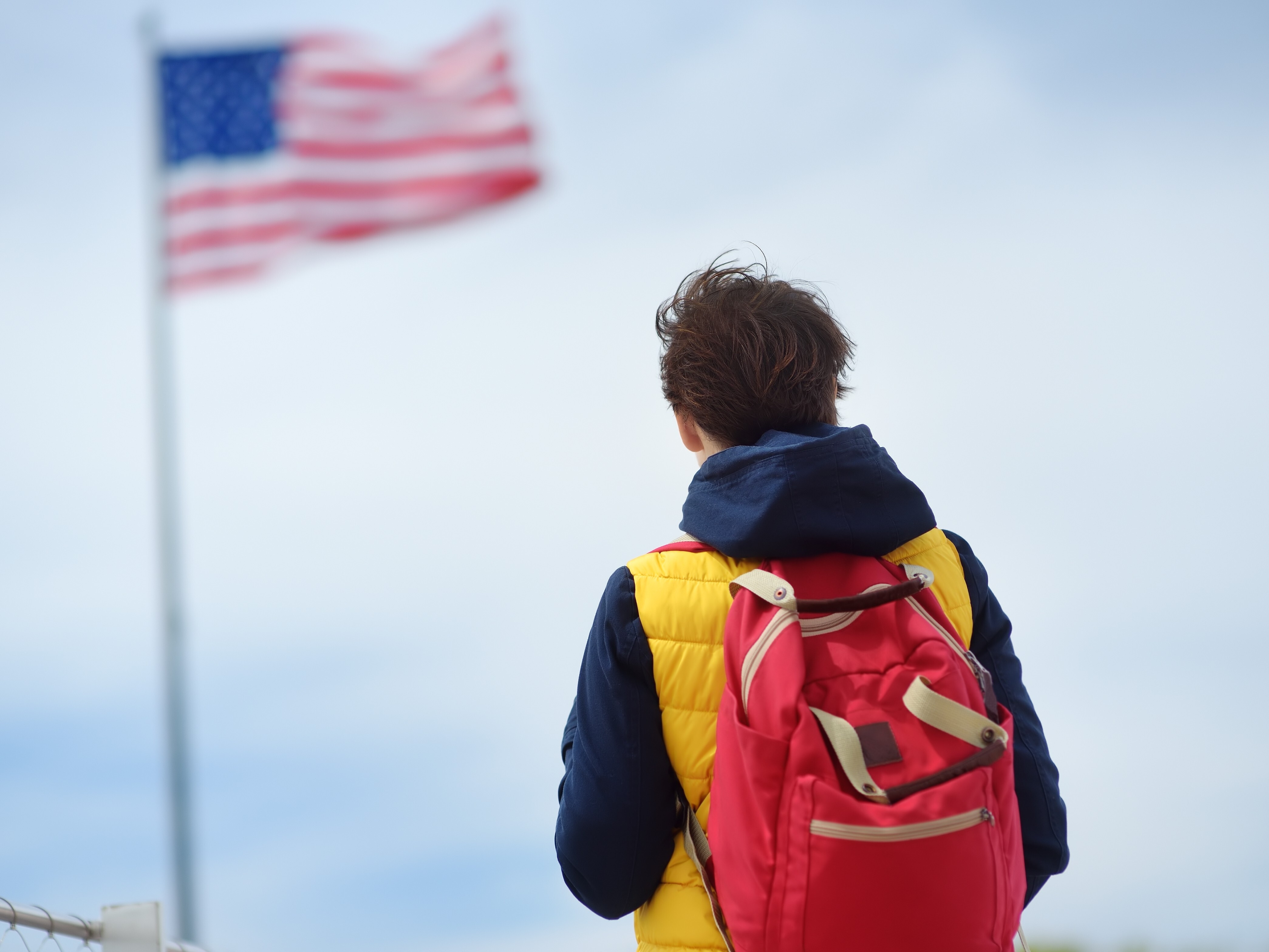 woman-with-backpack-is-on-the-background-of-blue-s-2023-11-27-04-54-26-utc - copia